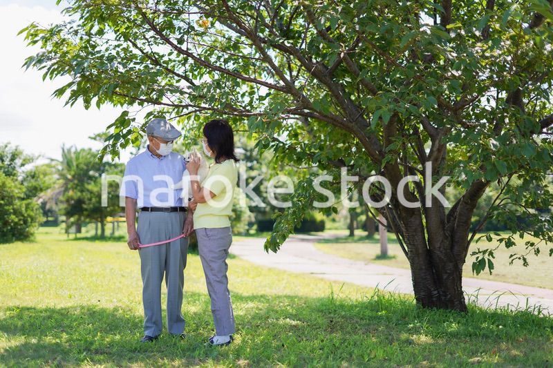感染症に気を使いながら散歩をする高齢の夫婦