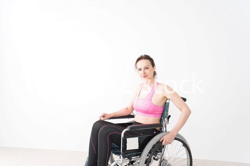 スポーツウェアを着て車椅子に乗る外国人の女性