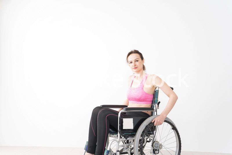 スポーツウェアを着て車椅子に乗る外国人の女性