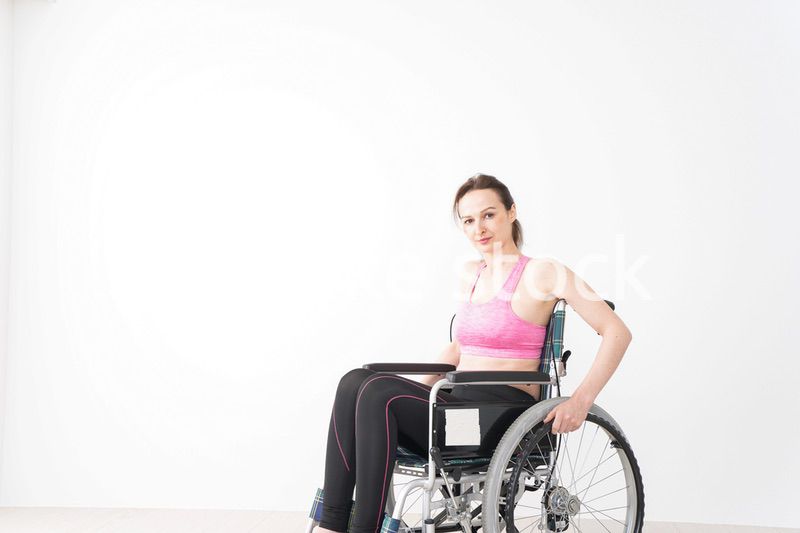 スポーツウェアを着て車椅子に乗る外国人の女性