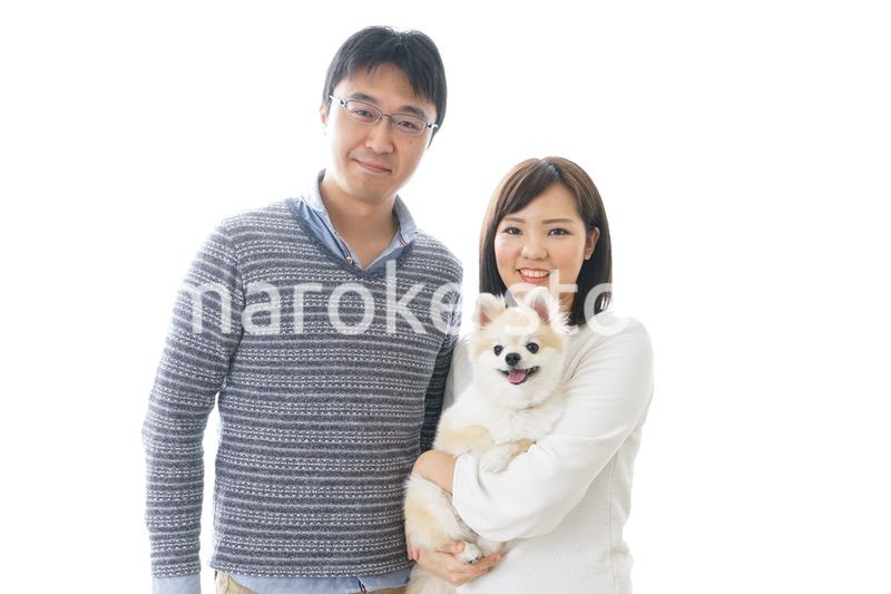 犬を抱く夫婦・カップル・ブリーダー・動物愛護