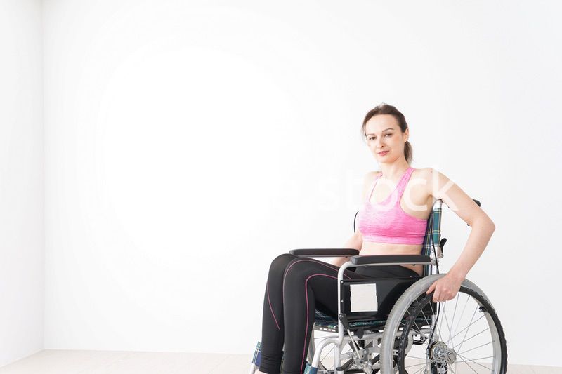 スポーツウェアを着て車椅子に乗る外国人の女性