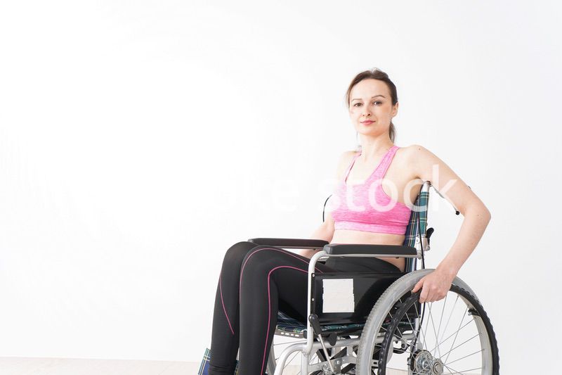スポーツウェアを着て車椅子に乗る外国人の女性