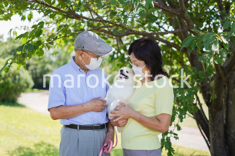 感染症に気を使いながら散歩をする高齢の夫婦