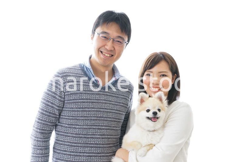 犬を抱く夫婦・カップル・ブリーダー・動物愛護