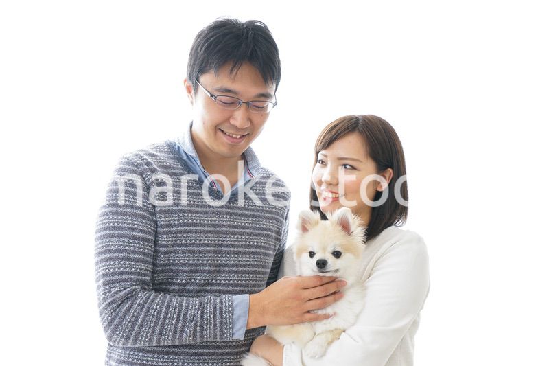 犬を抱く夫婦・カップル・ブリーダー・動物愛護