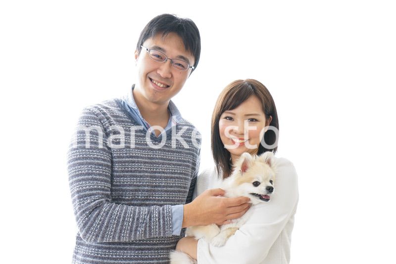 犬を抱く夫婦・カップル・ブリーダー・動物愛護