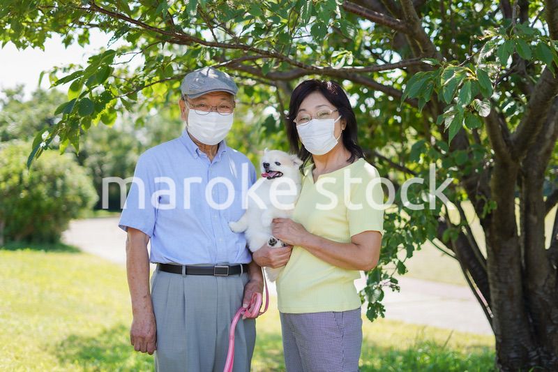 感染症に気を使いながら散歩をする高齢の夫婦
