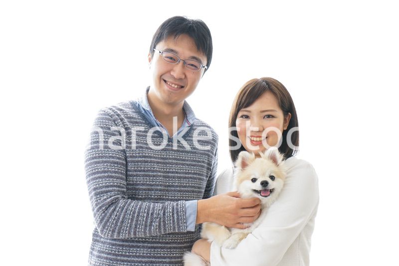 犬を抱く夫婦・カップル・ブリーダー・動物愛護