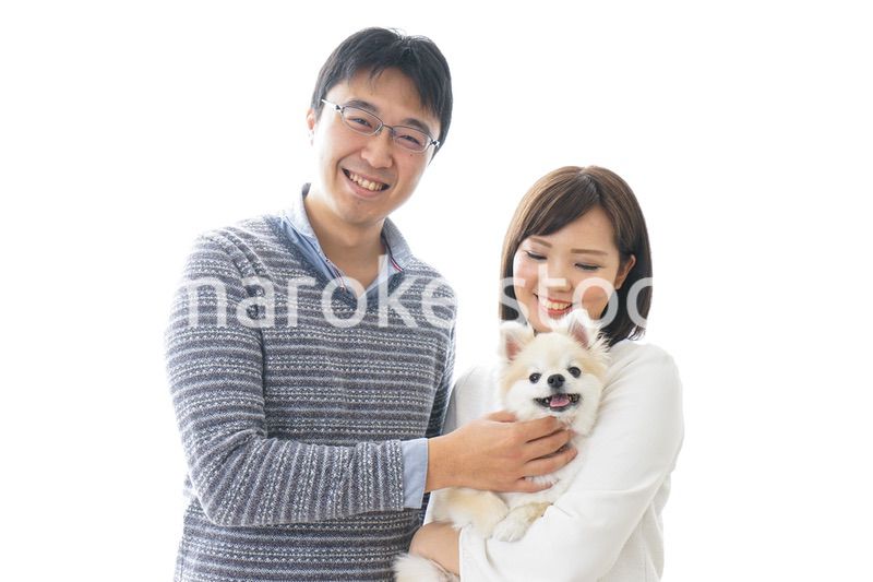 犬を抱く夫婦・カップル・ブリーダー・動物愛護