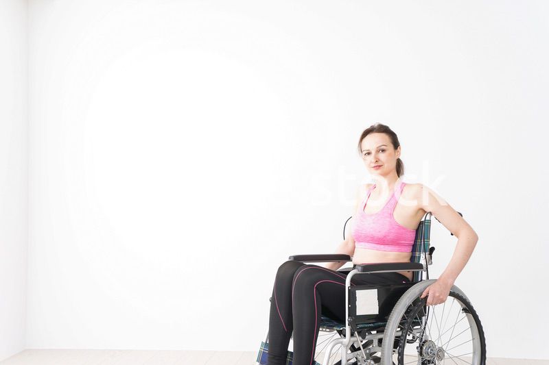 スポーツウェアを着て車椅子に乗る外国人の女性