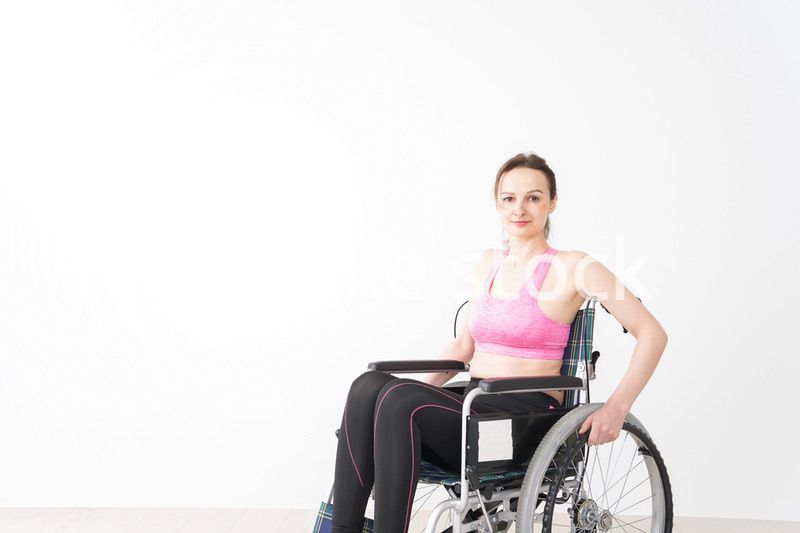 スポーツウェアを着て車椅子に乗る外国人の女性