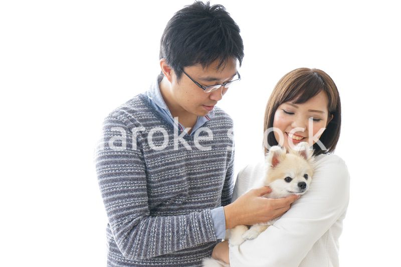 犬を抱く夫婦・カップル・ブリーダー・動物愛護