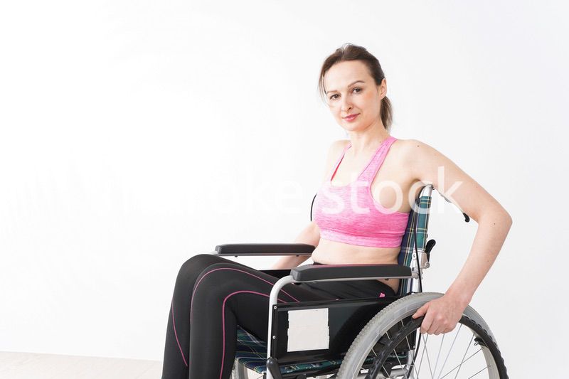 スポーツウェアを着て車椅子に乗る外国人の女性