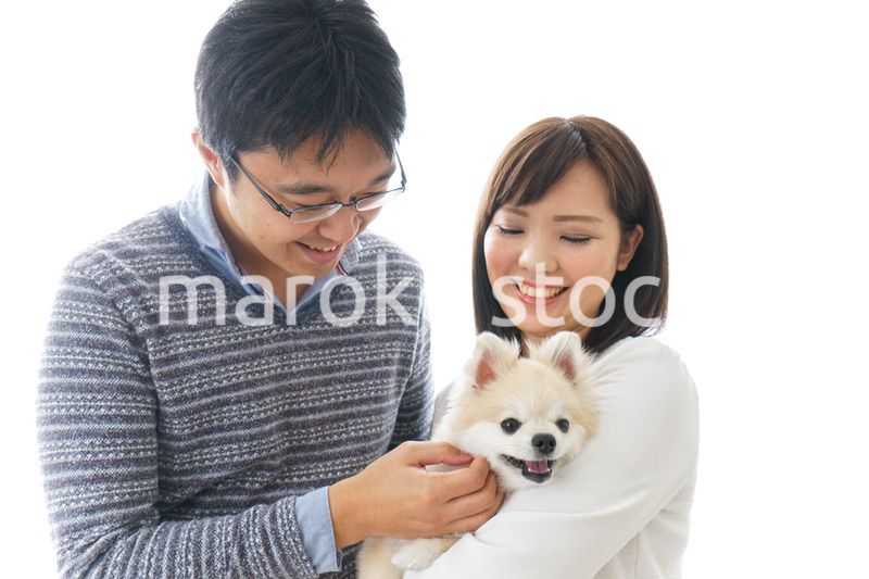 犬を抱く夫婦・カップル・ブリーダー・動物愛護