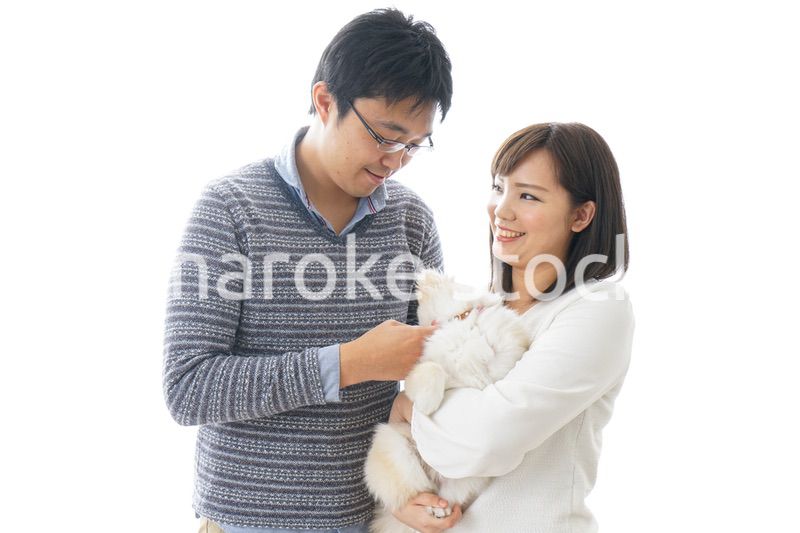 犬を抱く夫婦・カップル・ブリーダー・動物愛護