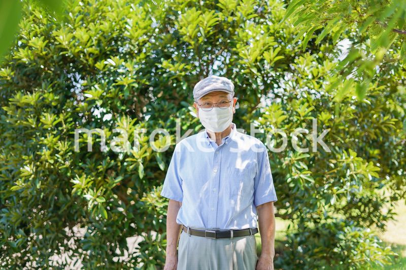 マスクをつけたおじいさん