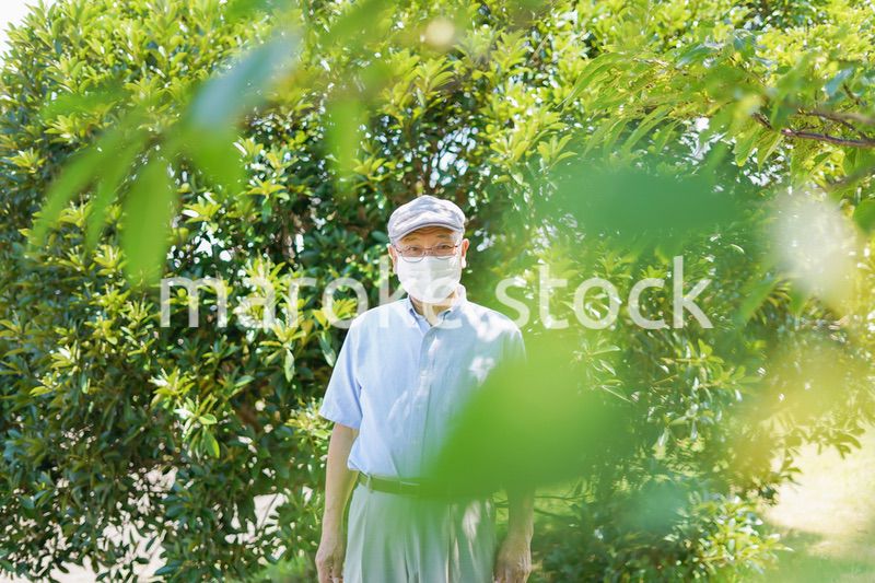 マスクをつけたおじいさん