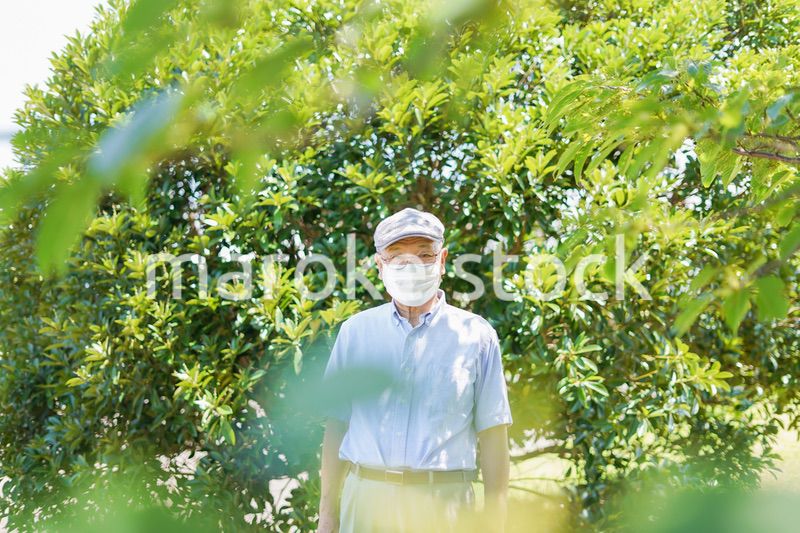 マスクをつけたおじいさん