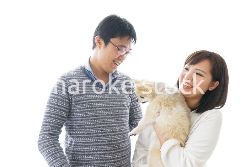 犬を抱く夫婦・カップル・ブリーダー・動物愛護