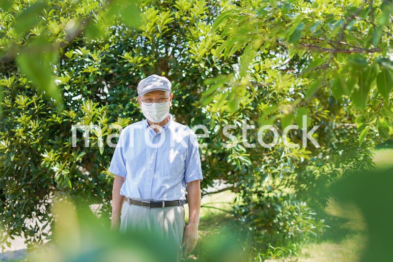 マスクをつけたおじいさん