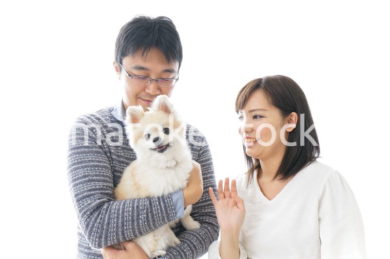 犬を抱く夫婦・カップル・ブリーダー・動物愛護
