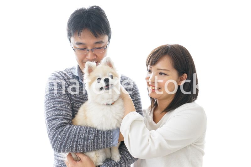 犬を抱く夫婦・カップル・ブリーダー・動物愛護