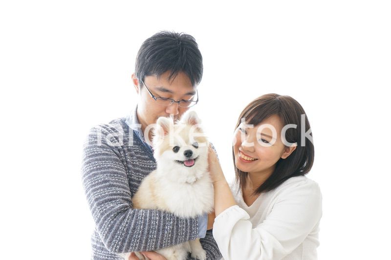 犬を抱く夫婦・カップル・ブリーダー・動物愛護