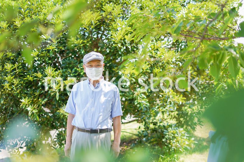 マスクをつけたおじいさん