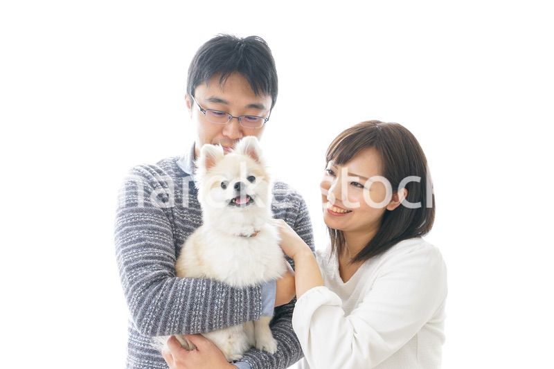 犬を抱く夫婦・カップル・ブリーダー・動物愛護