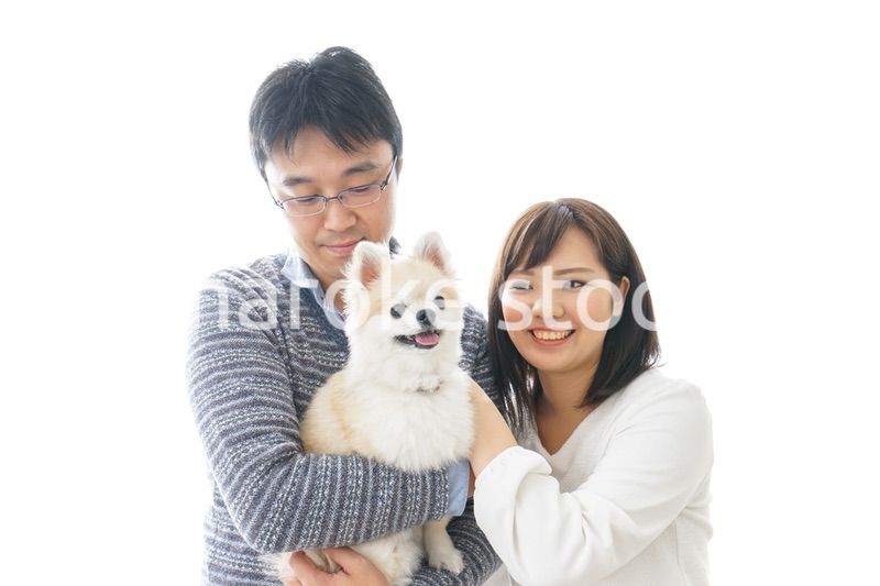 犬を抱く夫婦・カップル・ブリーダー・動物愛護