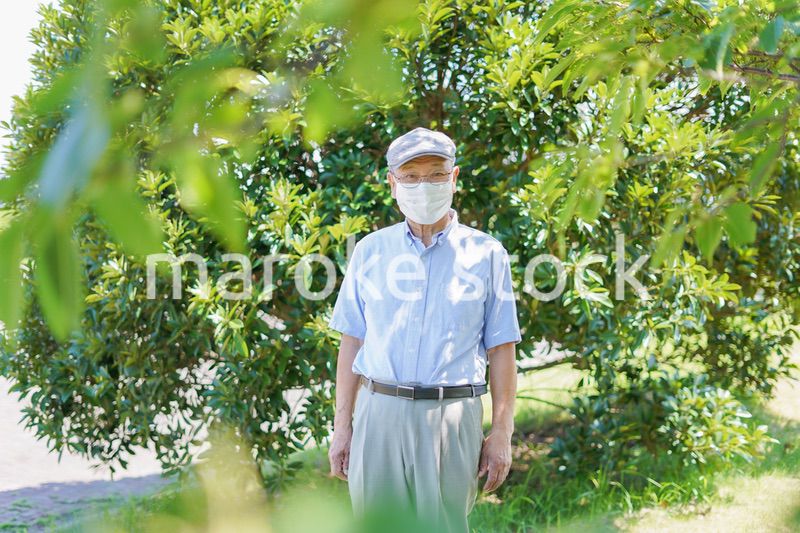 マスクをつけたおじいさん