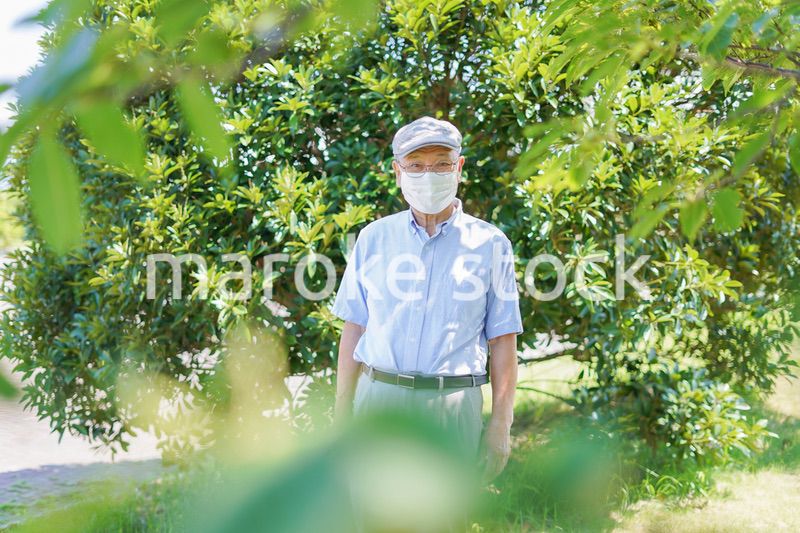 マスクをつけたおじいさん