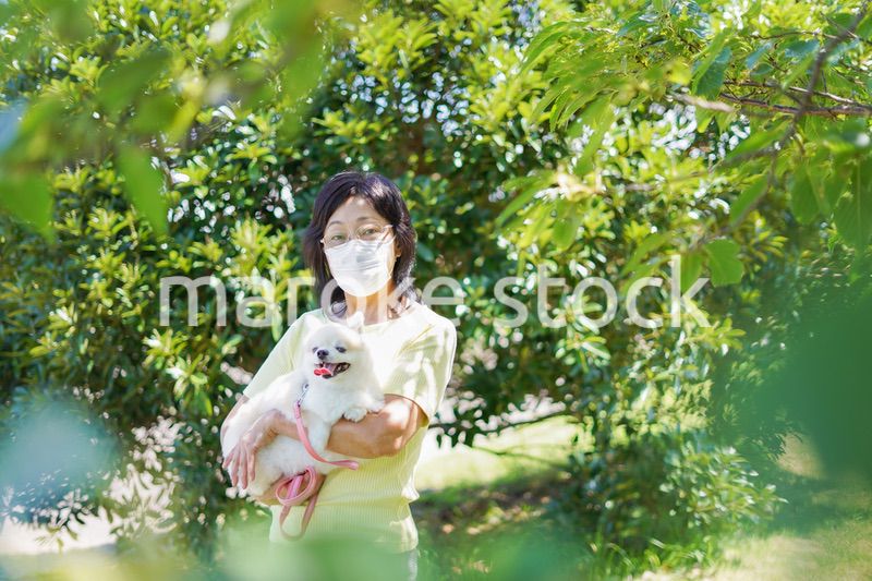 マスクをつけて散歩をするおばあさん