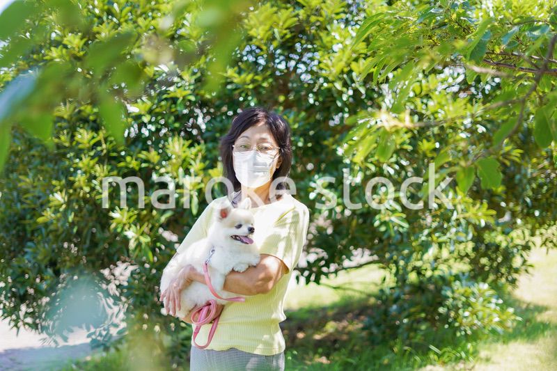 マスクをつけて散歩をするおばあさん