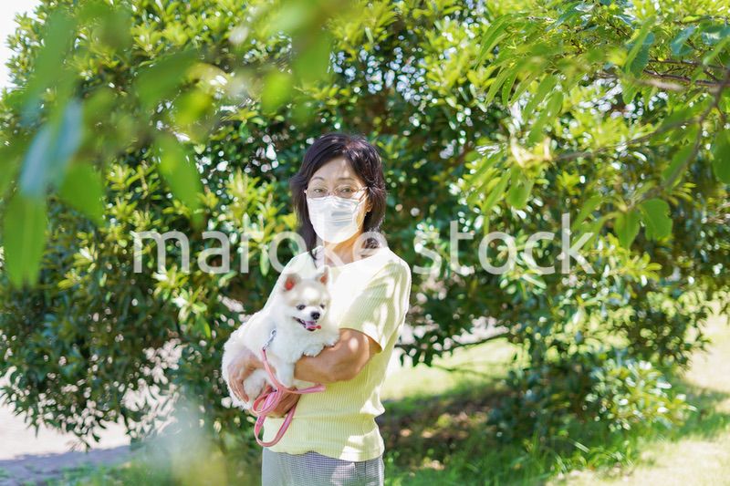 マスクをつけて散歩をするおばあさん