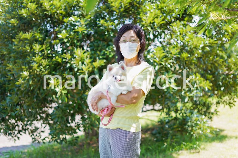 マスクをつけて散歩をするおばあさん