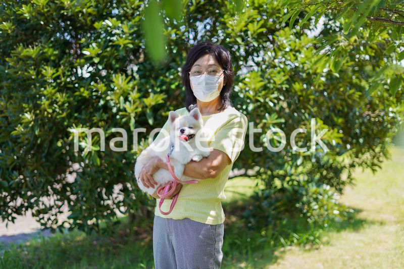 マスクをつけて散歩をするおばあさん