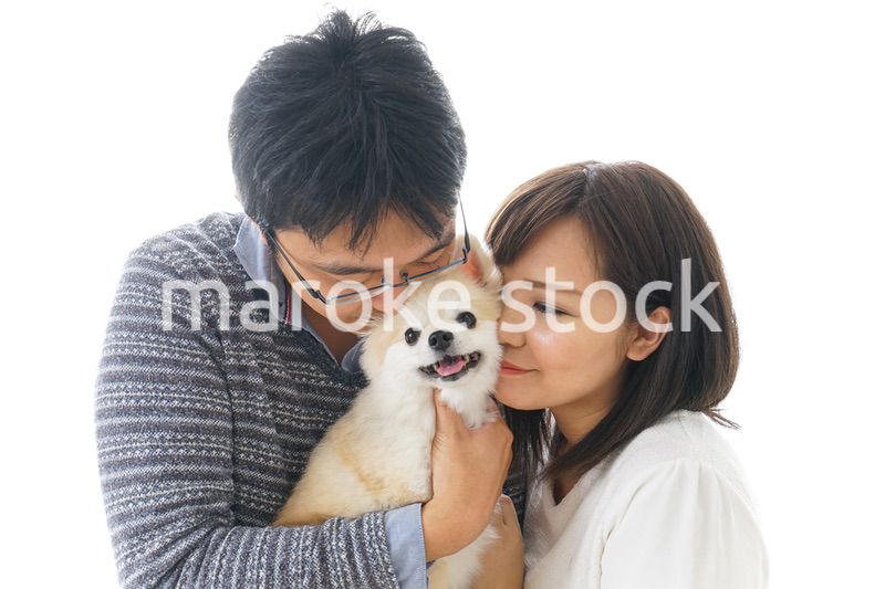 犬を抱く夫婦・カップル・ブリーダー・動物愛護