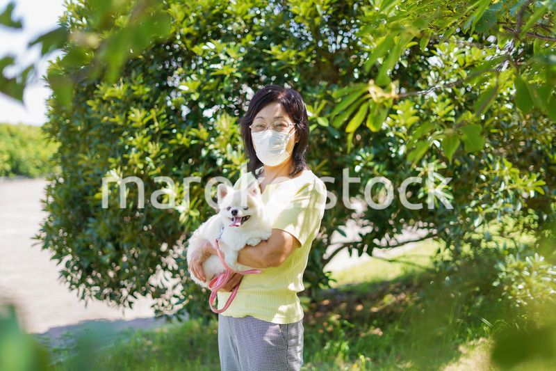 マスクをつけて散歩をするおばあさん