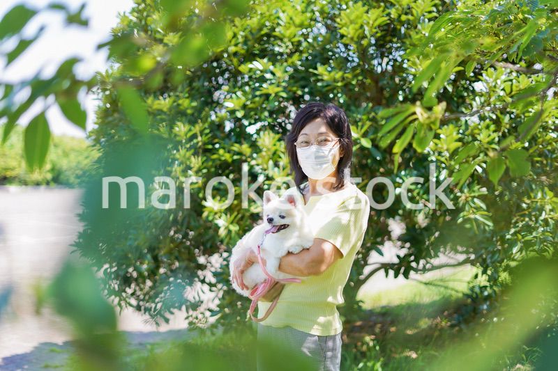 マスクをつけて散歩をするおばあさん