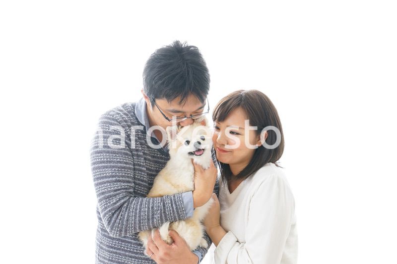 犬を抱く夫婦・カップル・ブリーダー・動物愛護