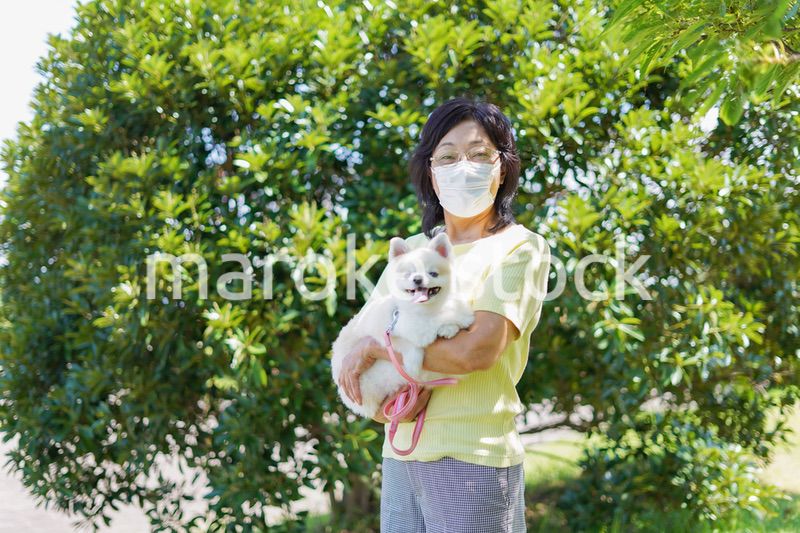 マスクをつけて散歩をするおばあさん