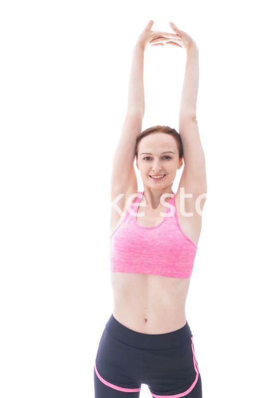 ストレッチをする笑顔の若い女性