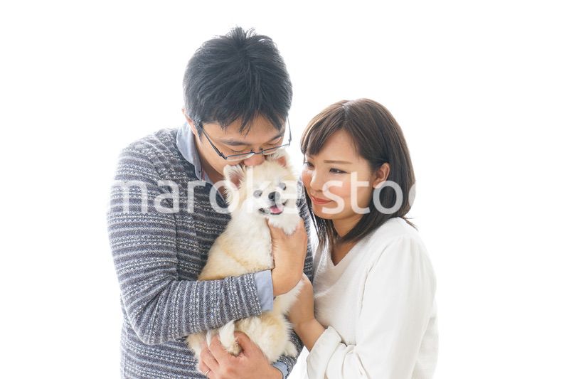 犬を抱く夫婦・カップル・ブリーダー・動物愛護