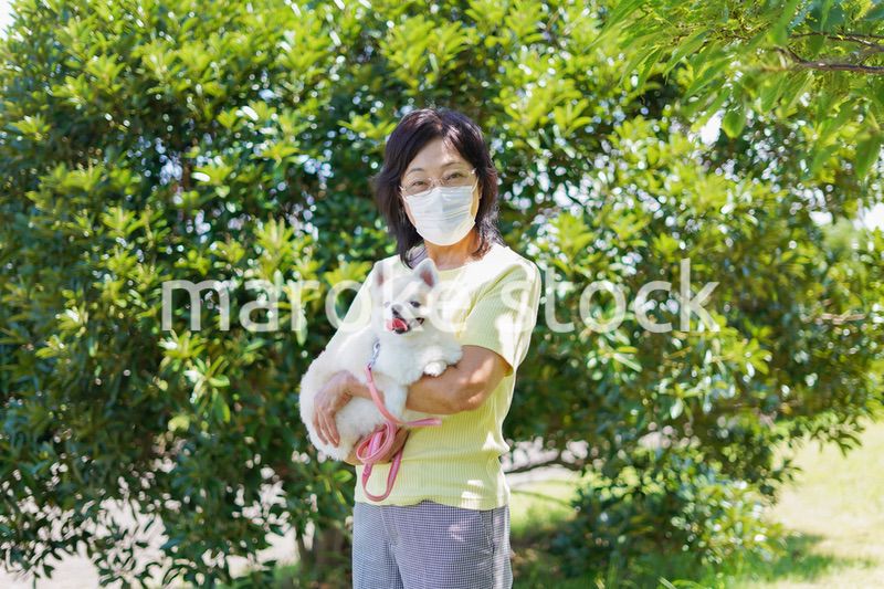 マスクをつけて散歩をするおばあさん