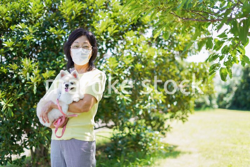 マスクをつけて散歩をするおばあさん