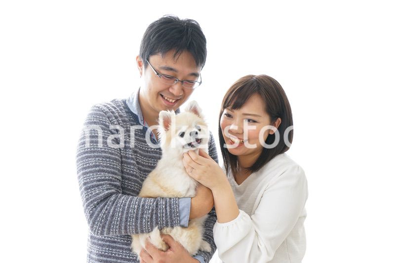 犬を抱く夫婦・カップル・ブリーダー・動物愛護