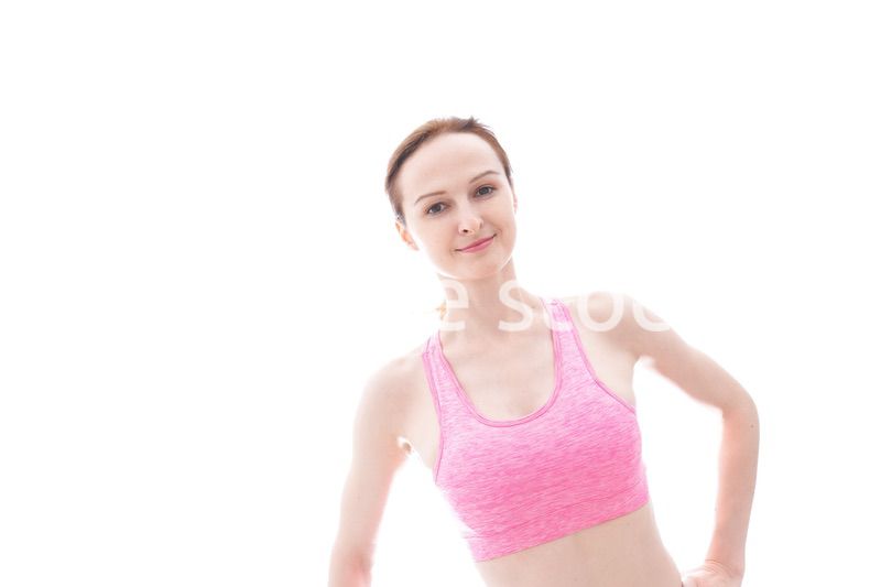 ストレッチをする笑顔の若い女性