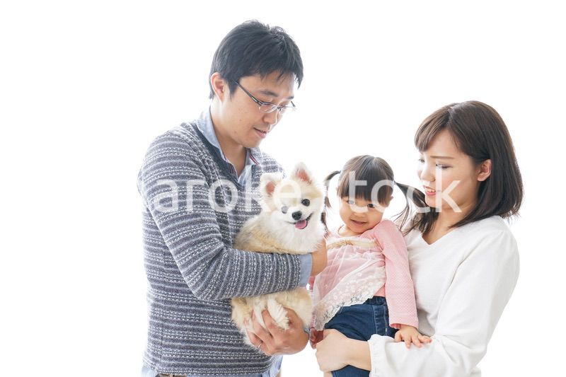 犬を飼う幸せなファミリー